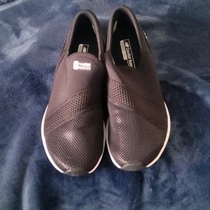 Black New Balance sneakers - never worn, no tags 8.5